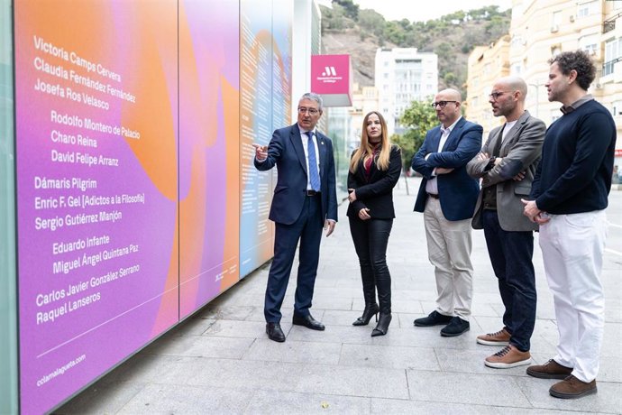 El presidente de la Diputación de Málaga, Francisco Salado, junto al vicepresidente diputado de Cultura, Manuel López Mestanza, y a la coordinadora del festival, Josefa Ros, en la presentación del Festival de Filosofía en La Malagueta