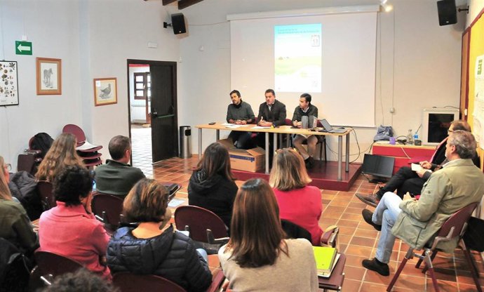 El delegado territorial de Sostenibilidad y Medio Ambiente de la Junta en Granada, Manuel Francisco García, asiste a un encuentro con empresarios adheridos a la marca Parque Natural de Andalucía.