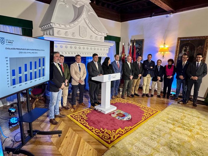 El presidente de la Diputación de Ávila (C)  rodeado del equipo de Gobierno en la presentación del presupuesto para 2026.