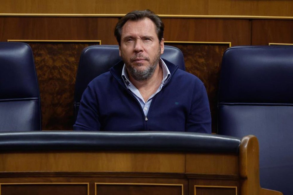 El ministro de Transportes y Movilidad Sostenible, Óscar Puente, durante el pleno del Congreso de los Diputados, a 28 de octubre de 2025, en Madrid (España). 