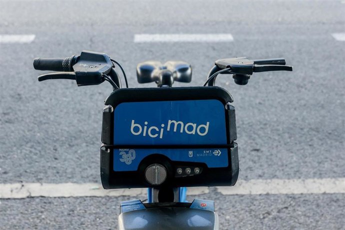 Archivo - Una bicicleta aparcada, a 24 de mayo de 2024, en Madrid (España). El servicio municipal de bicicletas en Madrid, bicimad, será gratuito el próximo lunes, 3 de junio, para celebrar el Día Mundial de la Bicicleta en todos los viajes que se realice