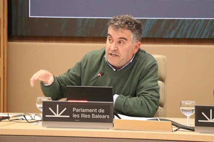 El conseller de Agricultura, Pesca y Medio Natural, Joan Simonet, en la comisión del Parlament