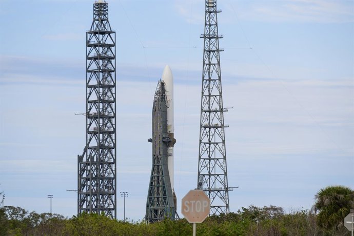 Archivo - FILED - 11 de janeiro de 2025, EUA, Cabo Canaveral: Um foguete Blue Origin New Glenn no topo do Complexo de Lançamento-36 na Estação da Força Espacial de Cabo Canaveral, na Flórida. O foguete New Glenn da Blue Origin, empresa de Jeff Bezos, deco