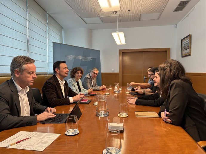 Reunión del vicelehendakari y consejero de Economía, Trabajo y Empleo, Mikel Torres, con una delegación de CCOO Euskadi, encabezada por su secretario general, Santi Martínez, en Vitoria