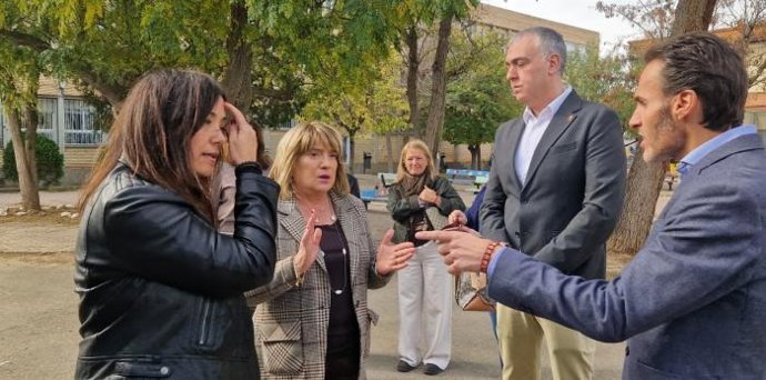 La consejera de Educación, Cultura y Deporte del Gobierno de Aragón, Tomasa Hernández, visita el IES Conde de Aranda de Alagón.