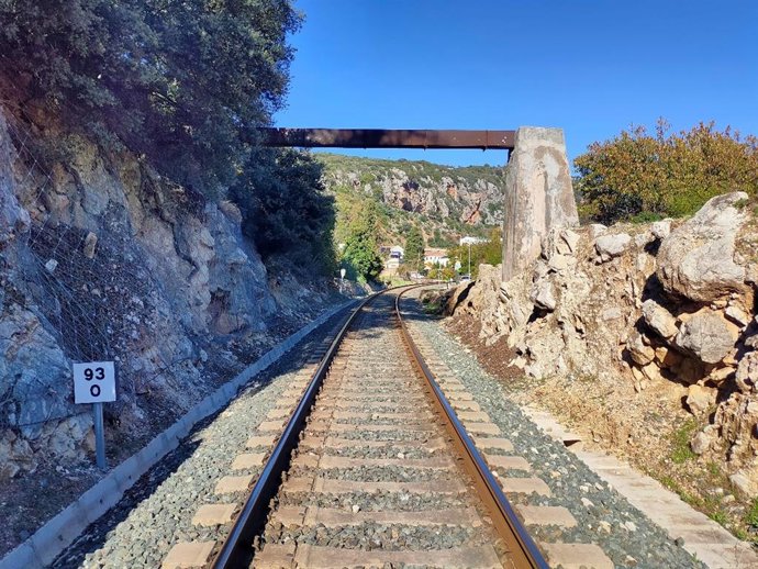 Tubería de abastecimiento sobre la vía, en Benaojan (Málaga)