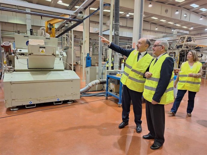 El delegado del Gobierno en Aragón, Fernando Beltrán, visita la empresa Pinaform.