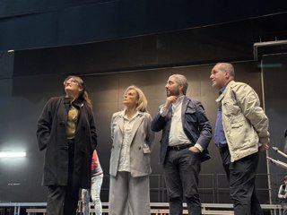 La delegada de Recursos Humanos y Energía de la Diputación de Córdoba, Tatiana Pozo (segunda por la izda.), en su visita a Lucena.