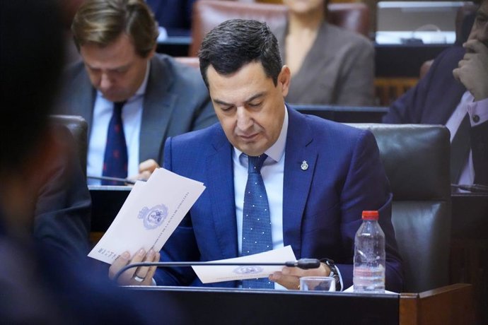 El presidente de la Junta, Juanma Moreno, este jueves en el Pleno del Parlamento de Andalucía