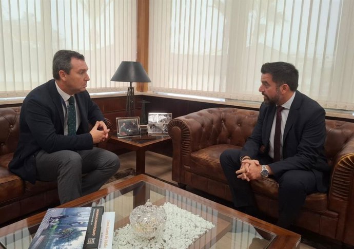 El presidente de Puertos del Estado, Gustavo Santana, con el delegado del Estado de la Zona Franca de Cádiz, Fran González.