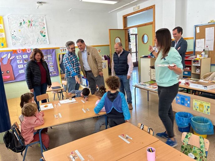 El delegado territorial de Desarrollo Educativo y FP en Almería, Francisco Alonso Martínez, durante su visita al aula del CPR Alcolea-Fondón junto a docentes y responsables municipales.