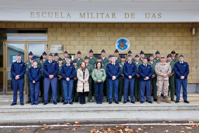 La Ministra De Defensa, Margarita Robles, Visitas Las Escuelas De La Base De Matacán, En Villagonzalo De Tormes (Salamanca).