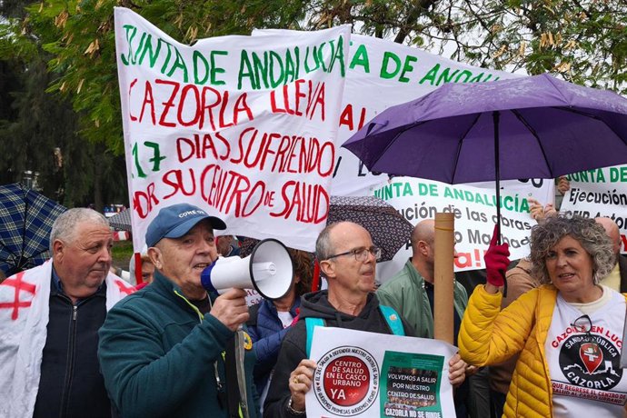 Concentración ante el parlamento de Andalucía para reclamar la vuelta del centro de salud al casco urbano de Cazorla.