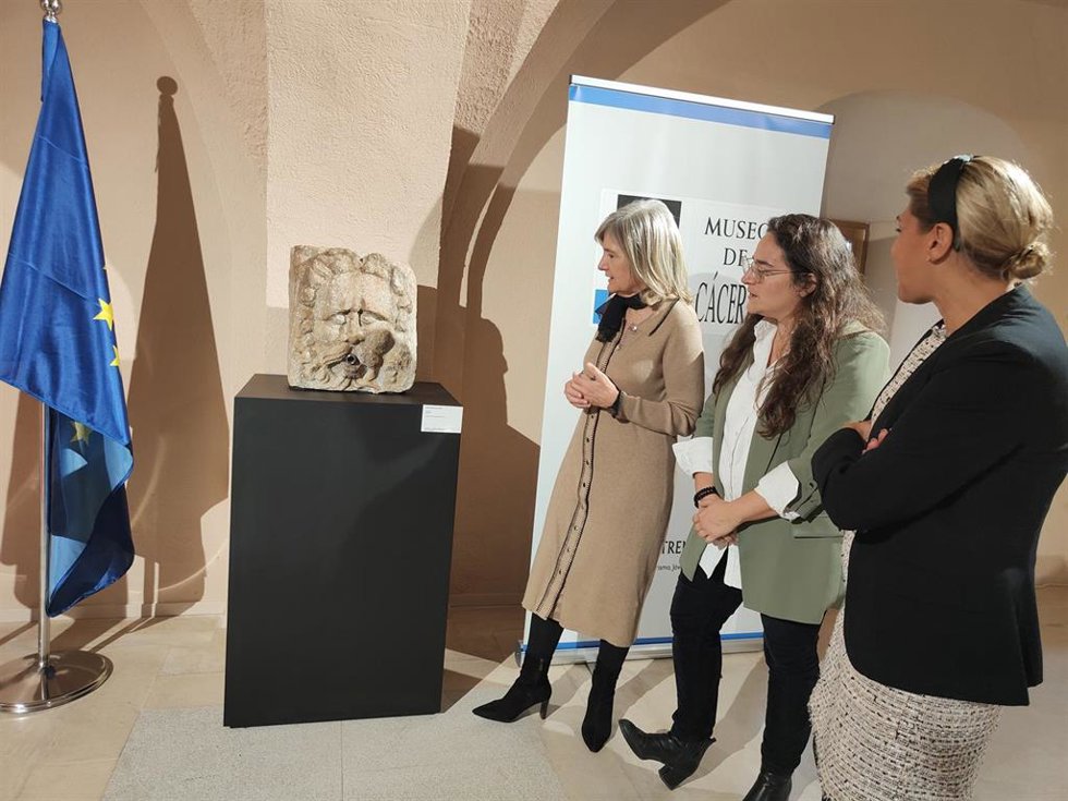 El Museo de Cáceres incorpora a su colección un mascarón del siglo XVI hallado en el jardín del Palacio de las Veletas