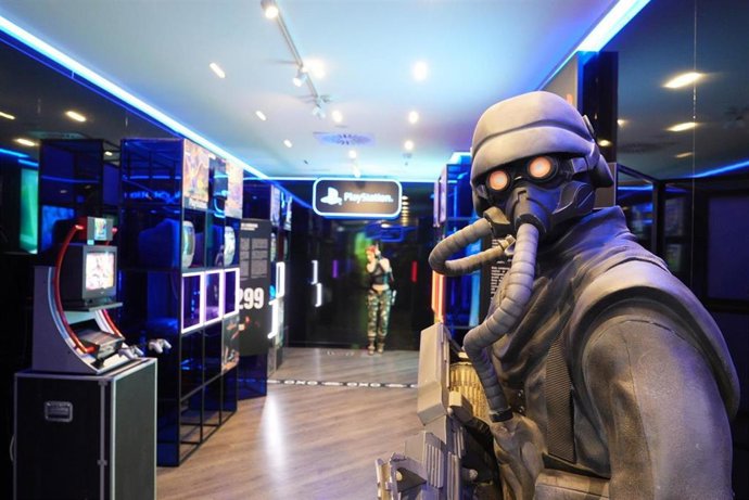 La exposición "Para nosotros, jugadores: 30 años de historia de PlayStation" guia a los visitantes a través de un viaje por el tiempo, desde el lanzamiento de PlayStation en 1994 hasta la PlayStation 5.