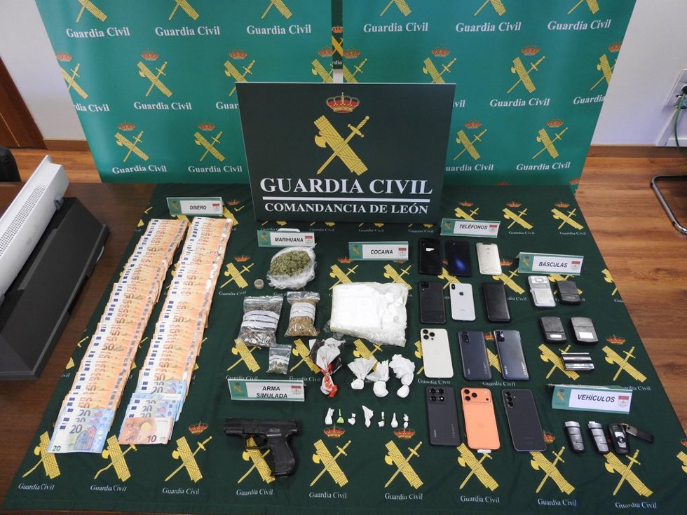Drogas, dinero y dispositivos decomisados al desmantelar desmantelados tres puntos de venta de droga en León capita
