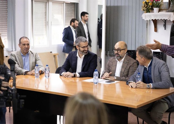 El presidente de ADIF, Pedro Marco de la Peña, y el delegado del Gobierno, Francisco Lucas, en una reunión con Vecinos y colectivos sociales de Lorca afectados por las obras de la Alta Velocidad