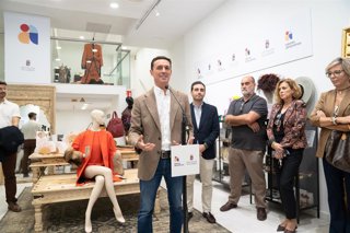 El presidente de la Diputación de Almería, Javier Aureliano García, en la inauguración del espacio 'Talento almeriense'.