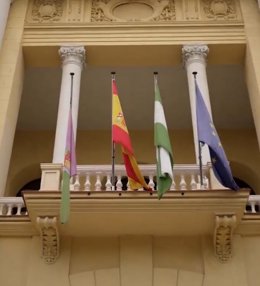 La bandera de Málaga ondea en el Ayuntamiento a media asta en señal de luto por el fallecimiento de 'Fosforito'