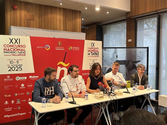 La concejala de Turismo, Eventos y Marca Ciudad, Blanca Jiménez  junto al segundo vicepresidente de la Asociación Provincial de Hostelería de Valladolid, Emilio Martín Maquedano y los gaandores  Alejandro San José y Andrea Vignali