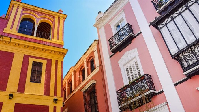 Archivo - Balcones en el centro de Sevilla.