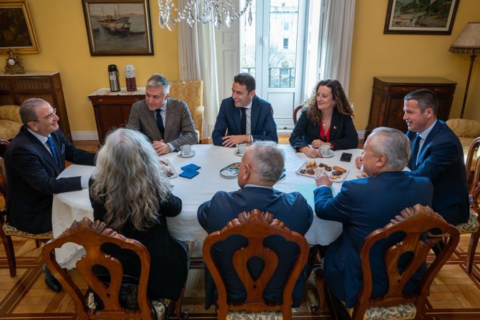 El delegado del Gobierno en Cantabria, Pedro Casares, se reúne con el Cuerpo Consular de Santander