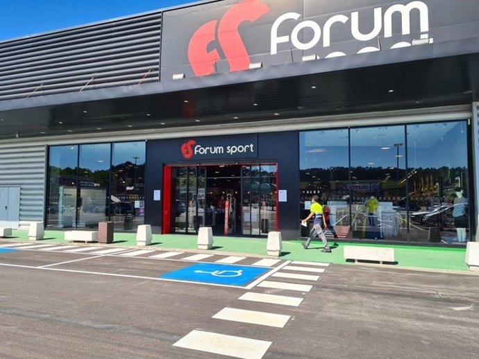 Archivo - Tienda Forum en el centro comercial Artea de Leioa (Bizkaia)