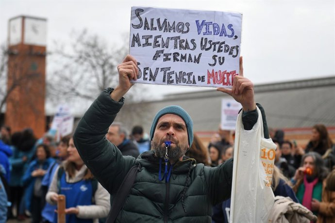 Archivo - Un hombre con un cartel durante una concentración de veterinarios por la polémica de la ley de medicamentos, frente al Ministerio de Agricultura, a 5 de marzo de 2025, en Madrid (España). El colegio de veterinarios ha convocado esta protesta par