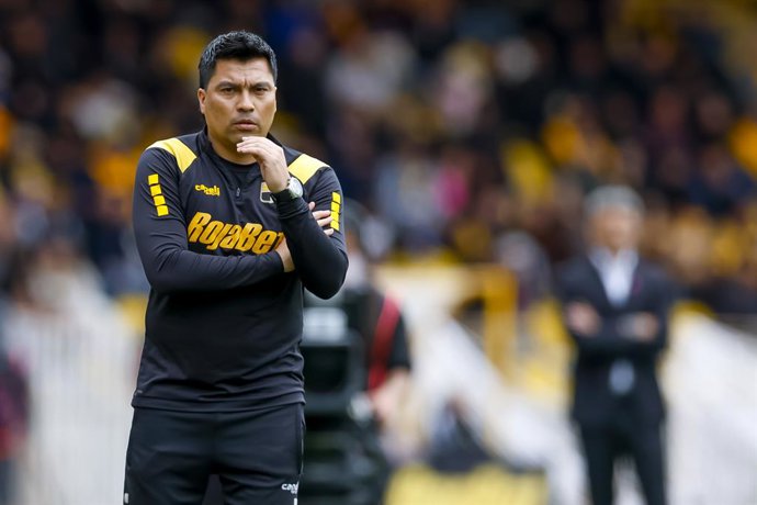 Futbol, Coquimbo Unido vs Colo Colo Fecha 24, Liga de Primera 2025. El entrenador de Coquimbo Unido Esteban Gonzalez es fotografiado, durante el partido de primera division disputado en el Estadio Sanchez Rumoroso, en Coquimbo, Chile. 19/10/2025 Pepe