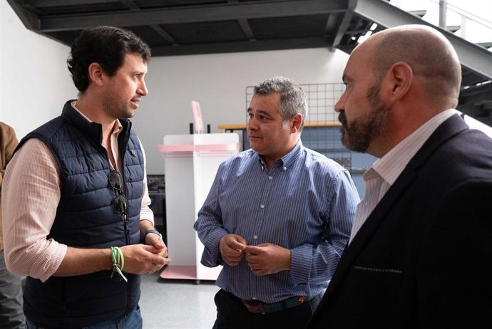 El alcalde de Constantina, Rubén Rivera, junto al presidente de los empresarios locales, Jaime Tornay, en la I Feria de Innovación en la comarca, impulsada por la asociación de empresarios Adeccons.
