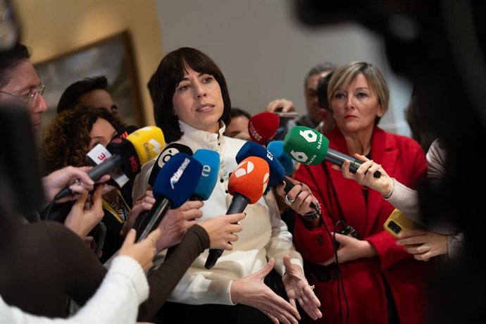 La secretaria general del PSPV-PSOE, Diana Morant, atiende a los medios de comunicación