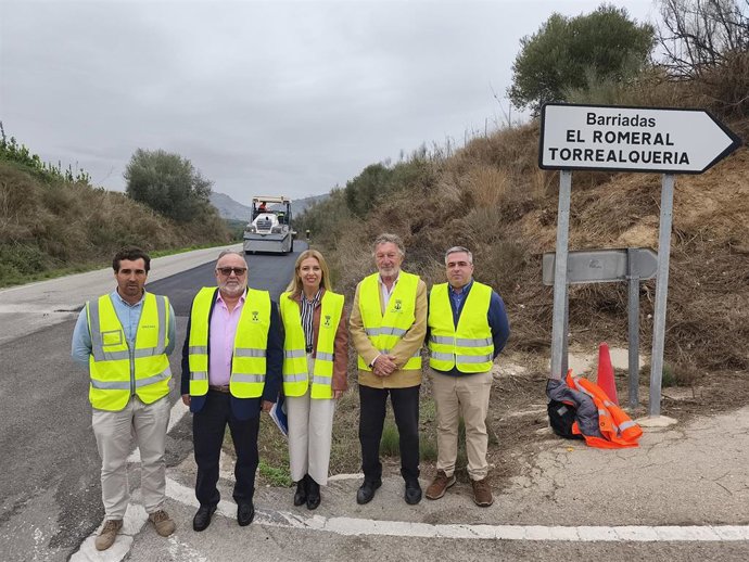 La diputada de Fomento e Infraestructuras, Nieves Atencia, ha visitado las obras junto al alcalde de Alhaurín de la Torre, Joaquín Villanova, entre otros, y ha explicado que los trabajos consisten en el extendido de una capa de aglomerado asfáltico.