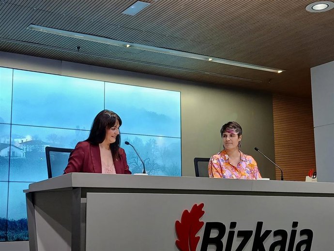 La portavoz de la Diputación de Bizkaia, Leixuri Arrizabalaga, y la diputada de Medio Natural y Agricultura, Arantza Atutxa, en rueda de prensa en Bilbao.