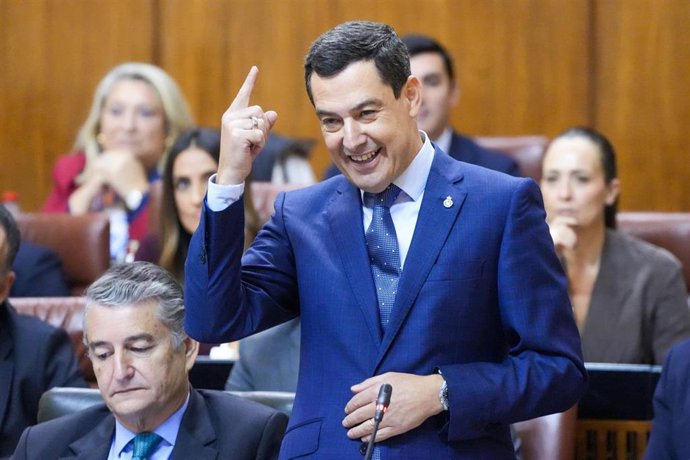 El presidente de la Junta de Andalucía, Juanma Moreno, este jueves en el Pleno del Parlamento.