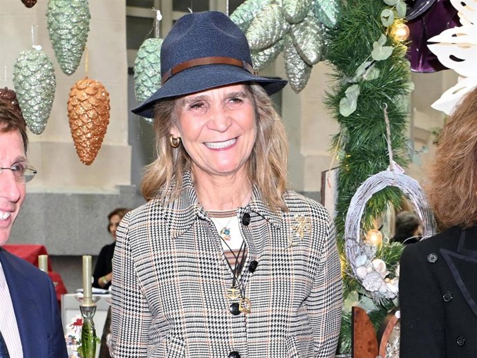 La Infanta Elena durante la inauguración del Rastrillo de Nuevo Futuro 2025 en la Galería de Cristal del Palacio Cibeles