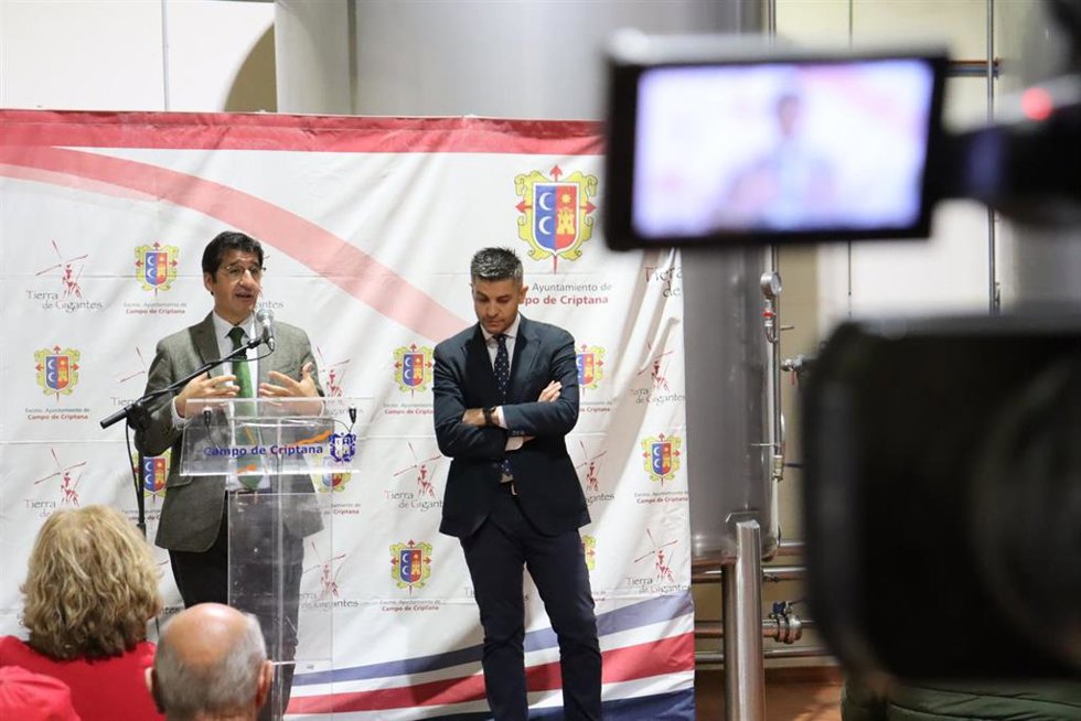 El vicepresidente segundo del Gobierno de Castilla-La Mancha, José Manuel Caballero, ha inaugurado las nuevas instalaciones de la almazara de la cooperativa Santísimo Cristo de Villajos.