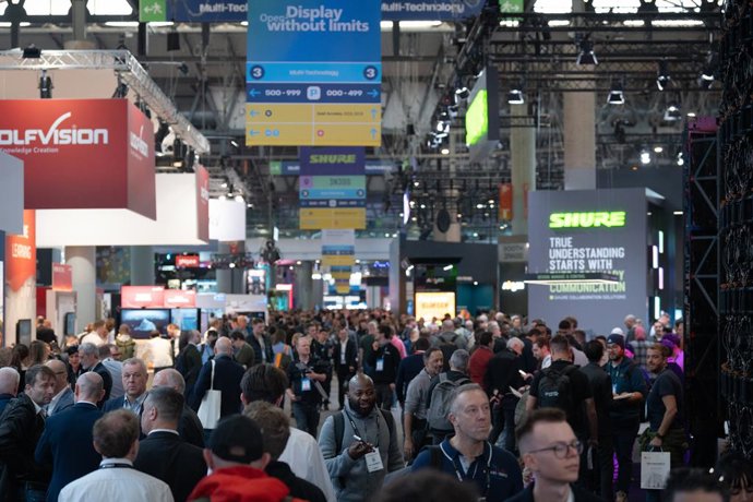 Archivo - Visitants de la fira ISE 2025