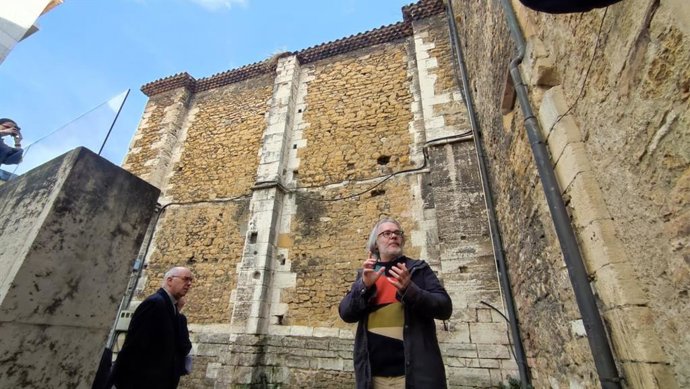 El arqueólogo Iván Muñiz muestra la estructura de la Sala Capitular de la Catedral de Oviedo.