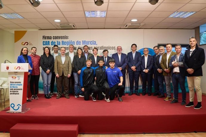 Foto de familia de la firma del convenio que convierte al CAR Región de Murcia en la sede permanente de los deportes paralímpicos.
