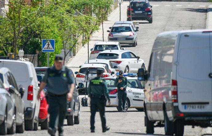 Archivo - Agentes de la Guardia Civil en las inmediaciones de la vivienda donde se produjo el triple crimen, a 15 de abril de 2024, en Chiloeches, Guadalajara, Castilla-La Mancha (España). Los detenidos por el presunto triple crimen de Chiloeches han aban