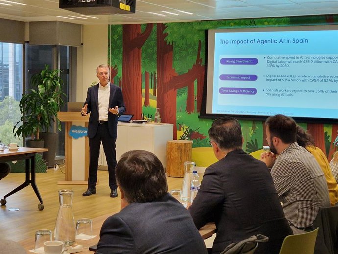 Enrique Polo de Lara, vice-presidente e gerente geral da Salesforce na Espanha, na apresentação dos novos recursos do Dreamforce 2025.