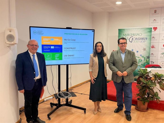 El alcalde de Vícar, Antonio Bonilla, junto a la secretaria general de la FAMP, Yolanda Sáez, y el diputado provincial Antonio Jesús Rodríguez, durante la jornada celebrada en el municipio sobre la Agenda 2030.