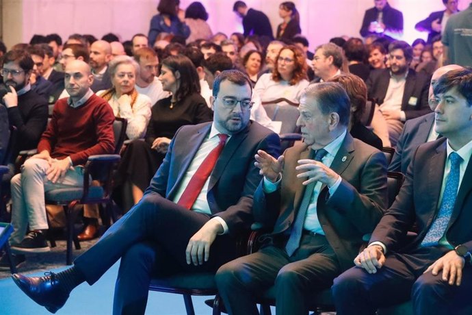 El presidente del Principado de Asturias, Adrián Barbón, y el alcalde de Oviedo, Alfredo Canteli, en la gala de entrega de la segunda sesión de los Premios Economía y Furuto 2025, en el Hotel de la Reconquista en Oviedo/Uviéu.