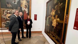 El delegado de Cultura, Eduardo Lucena (centro), visita la exposición 'Rafael Romero de Torres: del academicismo al realismo social'.