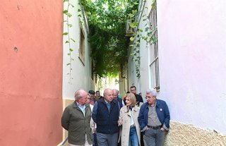 La alcaldesa de Jerez de la Frontera (Cádiz), María José García-Pelayo, durante un recorrido por varias de las calles emparradas del centro de la ciudad.