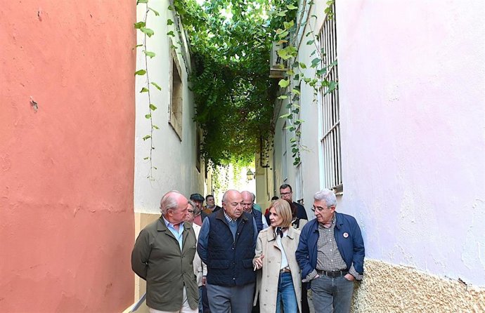 La alcaldesa de Jerez de la Frontera (Cádiz), María José García-Pelayo, durante un recorrido por varias de las calles emparradas del centro de la ciudad.
