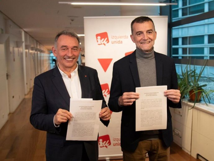 El portavoz de IU en el Congreso, Enrique Santiago; y el coordinador federal de IU, Antonio Maíllo, con la querella criminal contra los responsables militares del asalto y detención de la Sumud Flotilla en octubre de 2025.