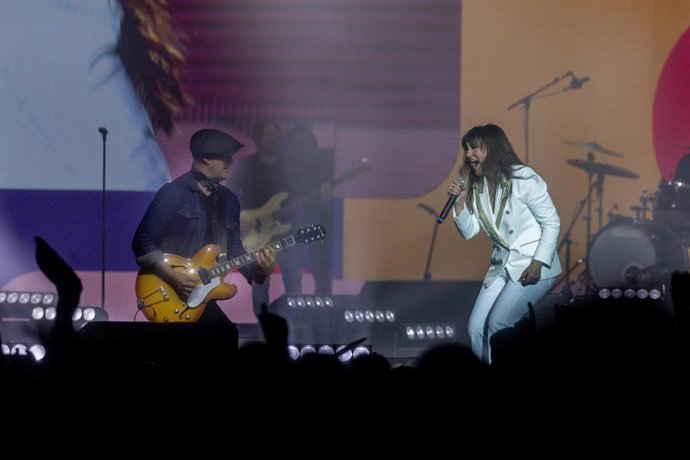 Archivo - El grupo musical Amaral durante su actuación en el concierto solidario de Cadena 100, en el Movistar Arena, a 15 de marzo de 2025, en Madrid