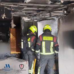 La vivienda del edificio de Las Tres Torres donde se originó el incendio se ha visto afectada prácticamente en su totalidad, por llamas y humo