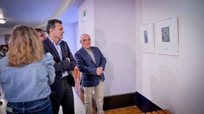 El alcalde de Cádiz, Bruno García, visita la exposición inaugurada en el Gran Teatro Falla por el 149 aniversario del nacimiento de Manuel de Falla.